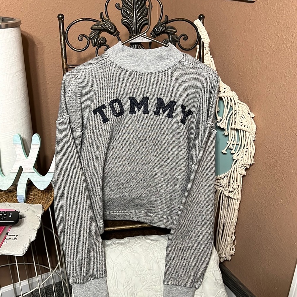 Tommy heather grey logo long sleeve cropped sweatshirt small